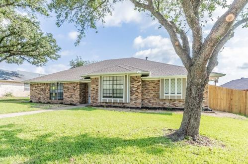 3008 Apple Valley Dr, Garland TX  75043-1203 exterior