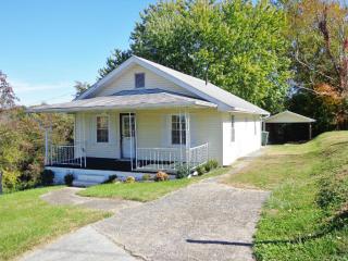 916 Tipton St, Elizabethton, TN 37643-4440