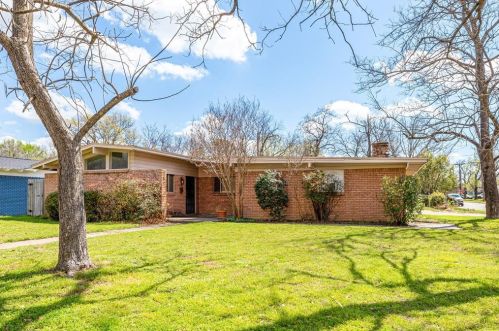 6900 Van Natta Ln, Fort Worth, TX 76112-5630