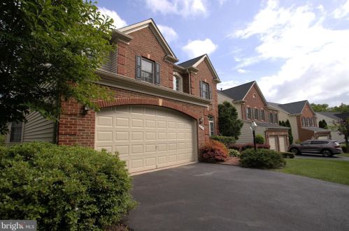8615 James Creek Dr, Springfield, VA 22152-1518