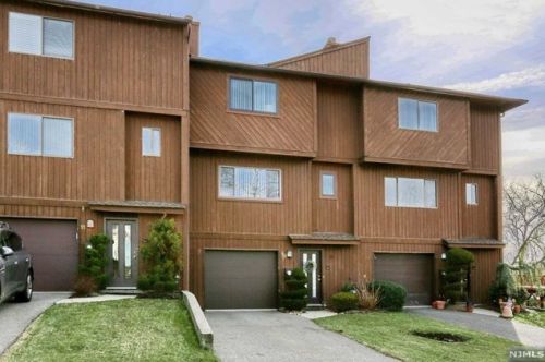 16 Alana Dr, Paterson NJ  07506-3444 exterior