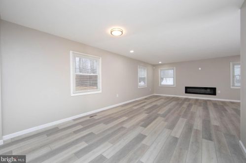 65 Hillcrest Ln, Willingboro, NJ 08046-1204