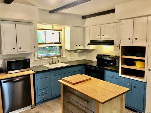 24 Dexter Dr, Huntington, CT 06484-5922