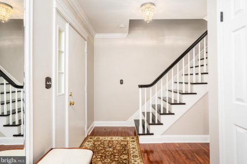 39 Ray Dwier Dr, Trenton NJ  08690-1805 exterior