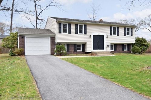 251 Stillwater Dr, Warwick, RI 02889-3729