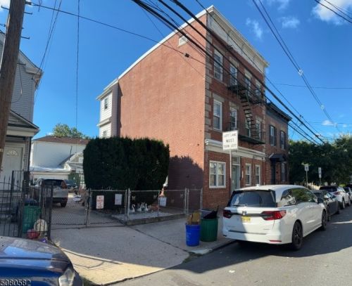 620 7th St, Newark, NJ 07107-2522