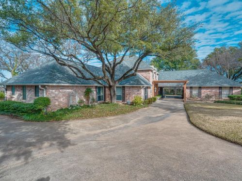 200 Green River Trl, Fort Worth, TX 76103-1038