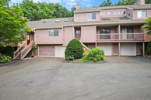 82 Blackbirch Ct, Huntington, CT 06484-3873