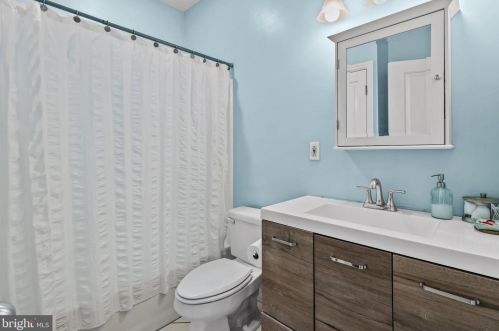 340 Front St, Philadelphia PA 19106-1302 exterior