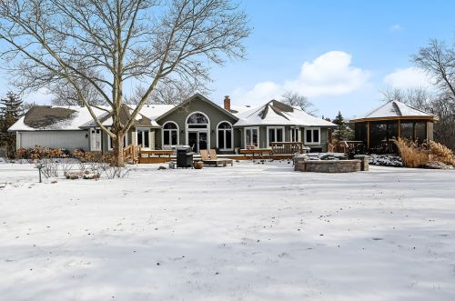 8300 County Line Rd, Willowbrook IL  60527-5719 exterior