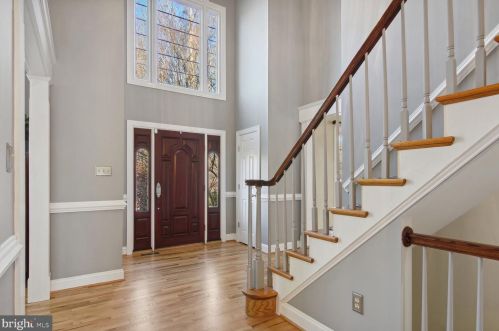 8205 Thomas Ashleigh Ln, Clifton, VA 20124-2245