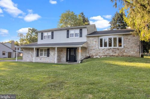 5 Dawn Dr, Southampton, PA 18966-1632