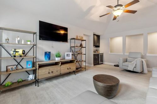 2253 Longwood Dr, Carrollton TX 75010-4912 exterior