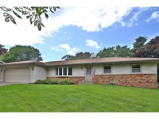 2951 Winthrop Dr, Saint Paul, MN 55109-1437