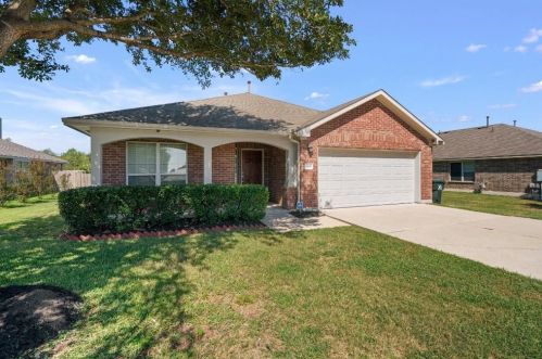 1909 Amberwood Loop, Uhland TX  78640-5750 exterior