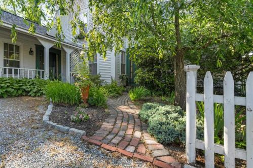 4 Silver Lake Rd, Hollis, NH 03049-6251