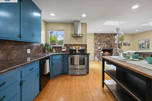 733 Hampton Rd, Hayward, CA 94541-1419