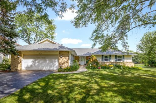 1055 Nightingale Dr, Palatine, IL 60067-7036