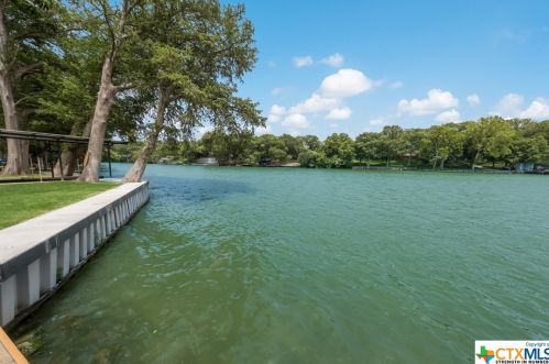 332 Mdw Lk Dr, Seguin TX 78155-9206 exterior