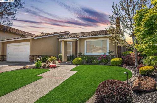 16687 Columbia Dr, Hayward, CA 94552-1662
