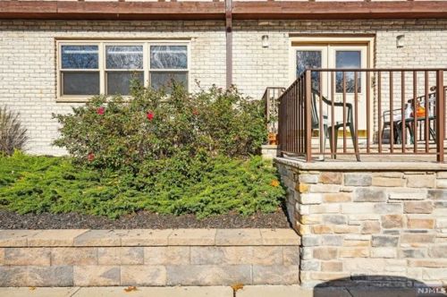 89 Treetop Ct, Bloomingdale, NJ 07403-1023