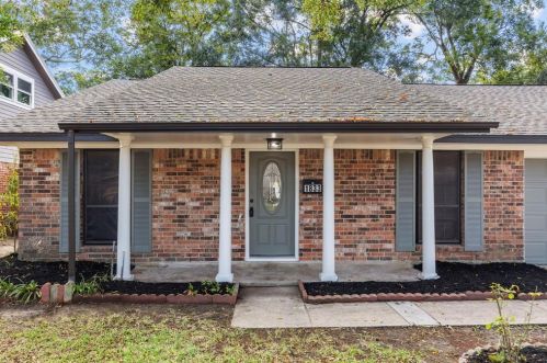 1833 Capri Ln, Taylor Lake Village TX  77586-2928 exterior