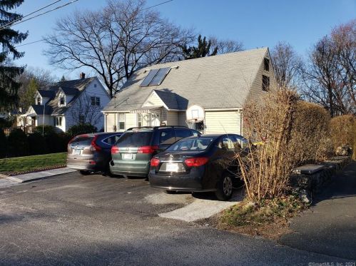 31 Mohawk St, Waterbury, CT 06706-1911