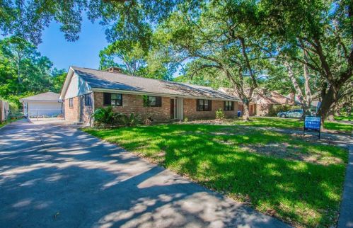 209 Biscayne Blvd, Taylor Lake Village, TX 77586-6107
