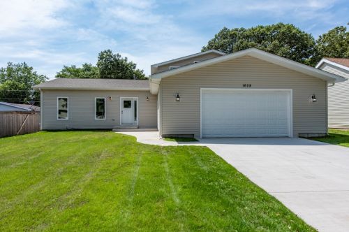 1628 Greenfield Ave, North Chicago, IL 60064-2154