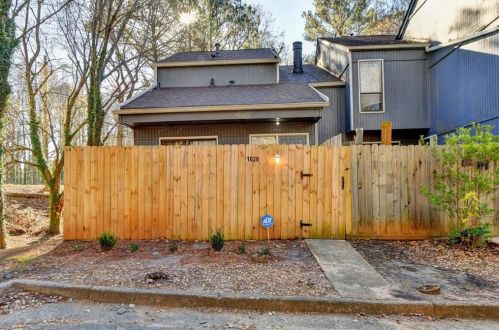 1028 Mariners Ct, Stone Mountain, GA 30083-2604