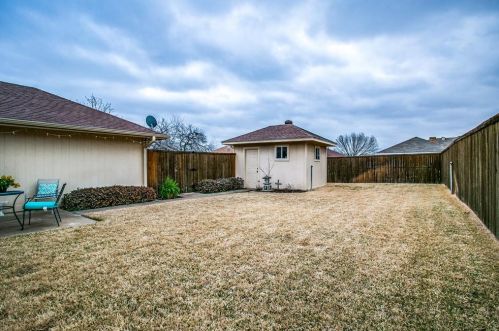 2008 Toulon Ln, Carrollton TX 75007-2204 exterior