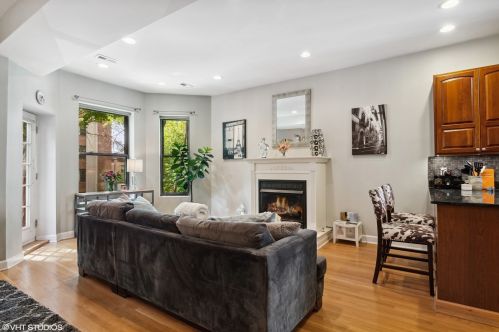 4923 Kenmore Ave, Chicago, IL 60640-6956