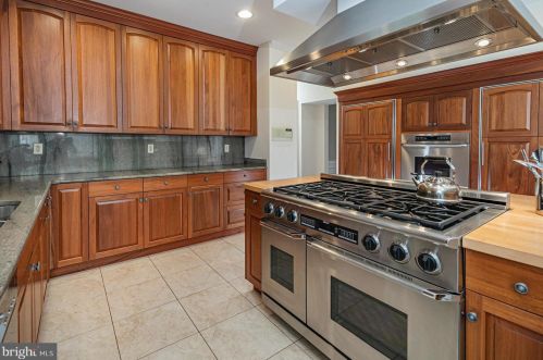 1 Tomlyn Dr, Princeton NJ  08540-4316 exterior