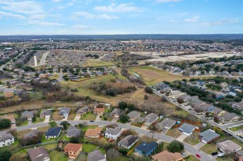 193 Spg Br Loop, Uhland TX 78640-5365 exterior