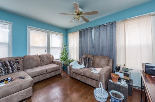 31 Chapel St, Waukegan, IL 60085-5407