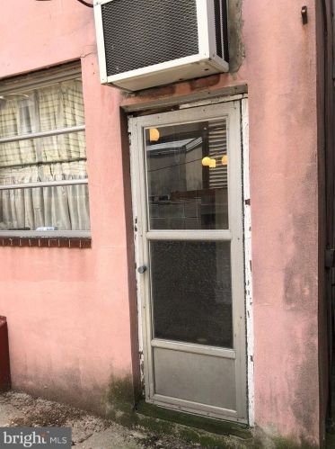 2442 10th St, Philadelphia PA 19133-1614 exterior