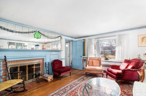 29 Squantum Dr, Warwick, RI 02888-5317