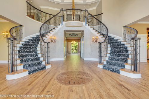 37 Northwoods Rd, Tinton Falls, NJ 07712-2513