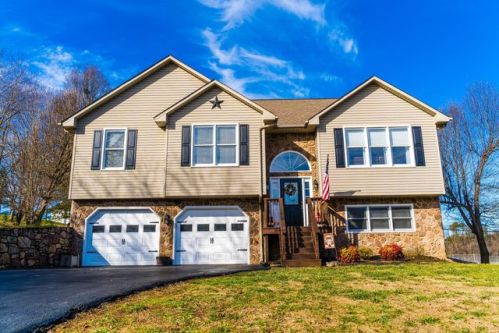 18 Orchard Hill Dr, Cloverdale, VA 24077-3028