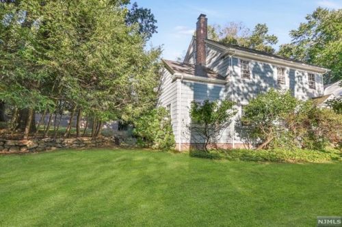 242 Hardenburgh Ave, Demarest, NJ 07627-1726