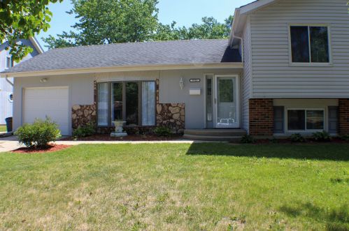 5721 Andover Dr, Hanover Park, IL 60133-5237