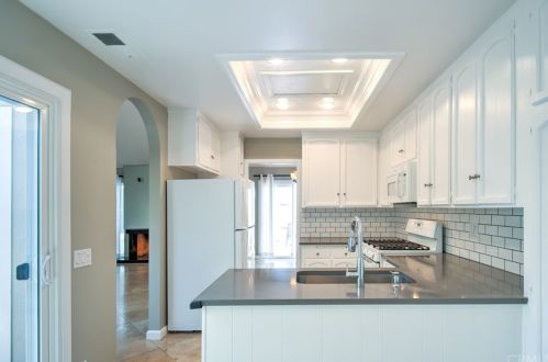 19 Woodland Dr, Irvine CA  92604-4534 exterior