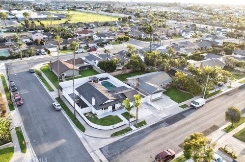 8212 Munster Dr, Huntington Beach CA  92646-5025 exterior