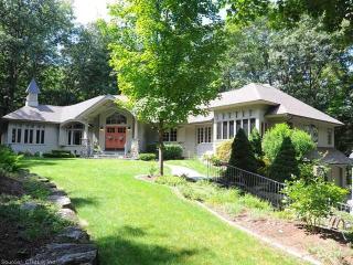 295 De Fashion St, Plantsville, CT 06479-1233