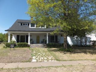 104 17th St, Ada, OK 74820-7802