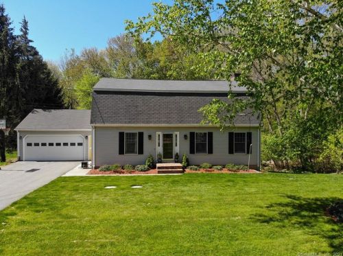 2 Hyde Park Dr, Gales Ferry, CT 06335-1942