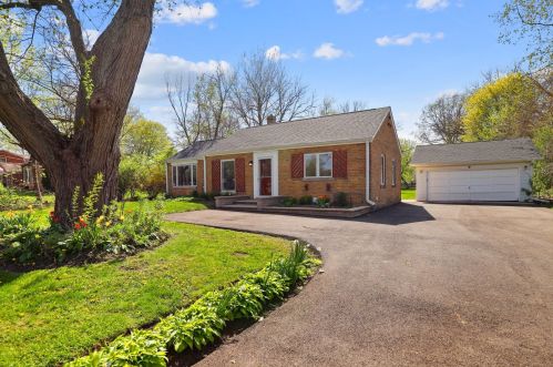 206 Wheeling Rd, Wheeling, IL 60070-2557