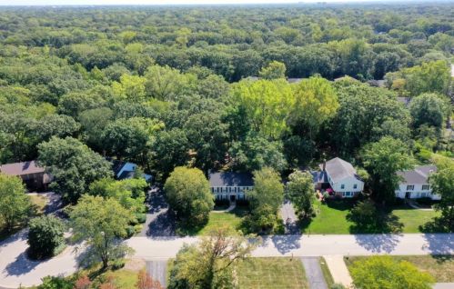 7 Robin Hood Ct, Half Day, IL 60069-3218