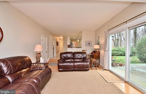 7724 Carrleigh Pkwy, Springfield VA  22152-1307 exterior