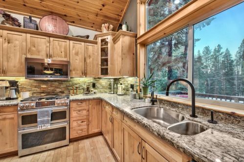 10511 Jeffrey Way, Truckee CA  96161-2518 exterior